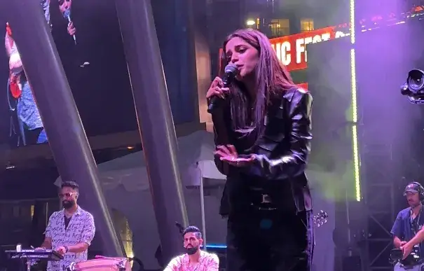 Aima Baig singing on stage
