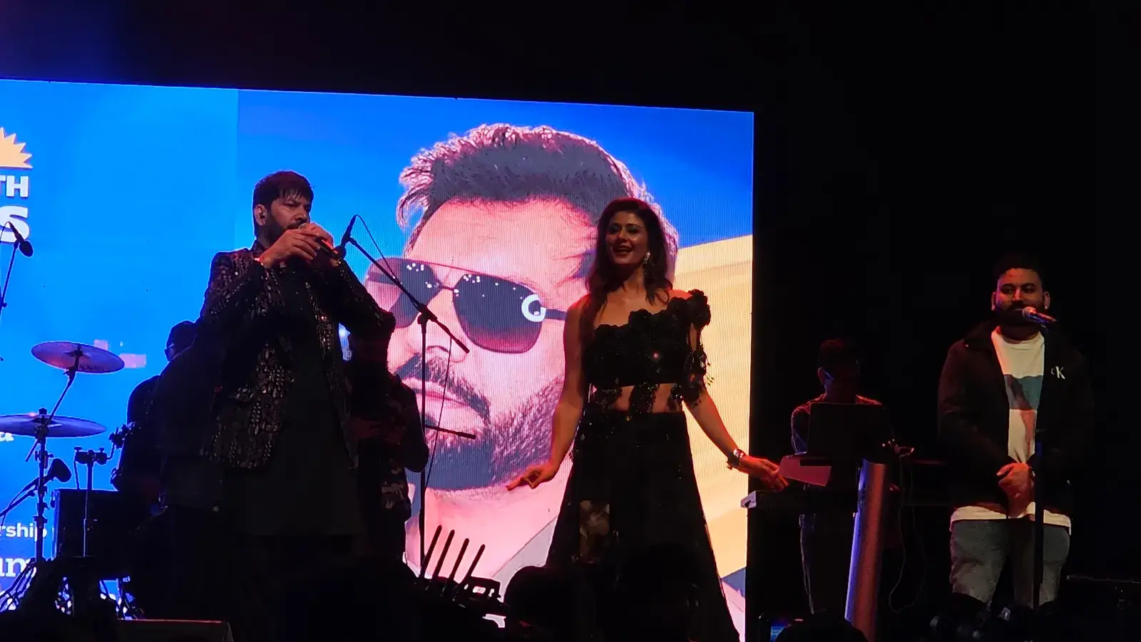 Jasbir Jassi and Pooja Batra on stage