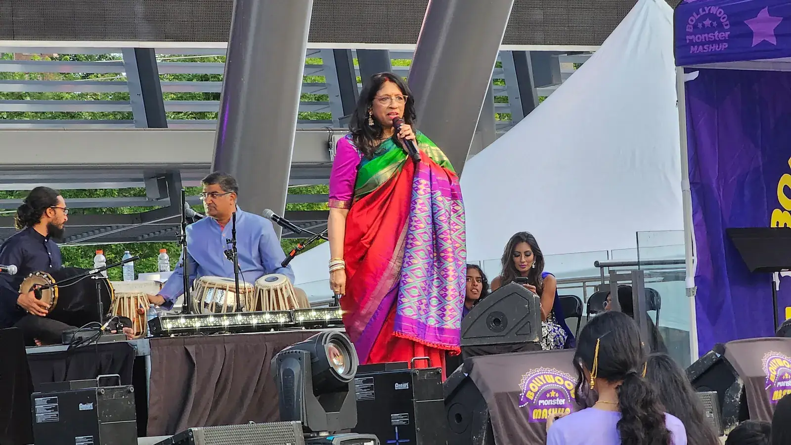 Kavita Krishnamurti singing in a saree on stage