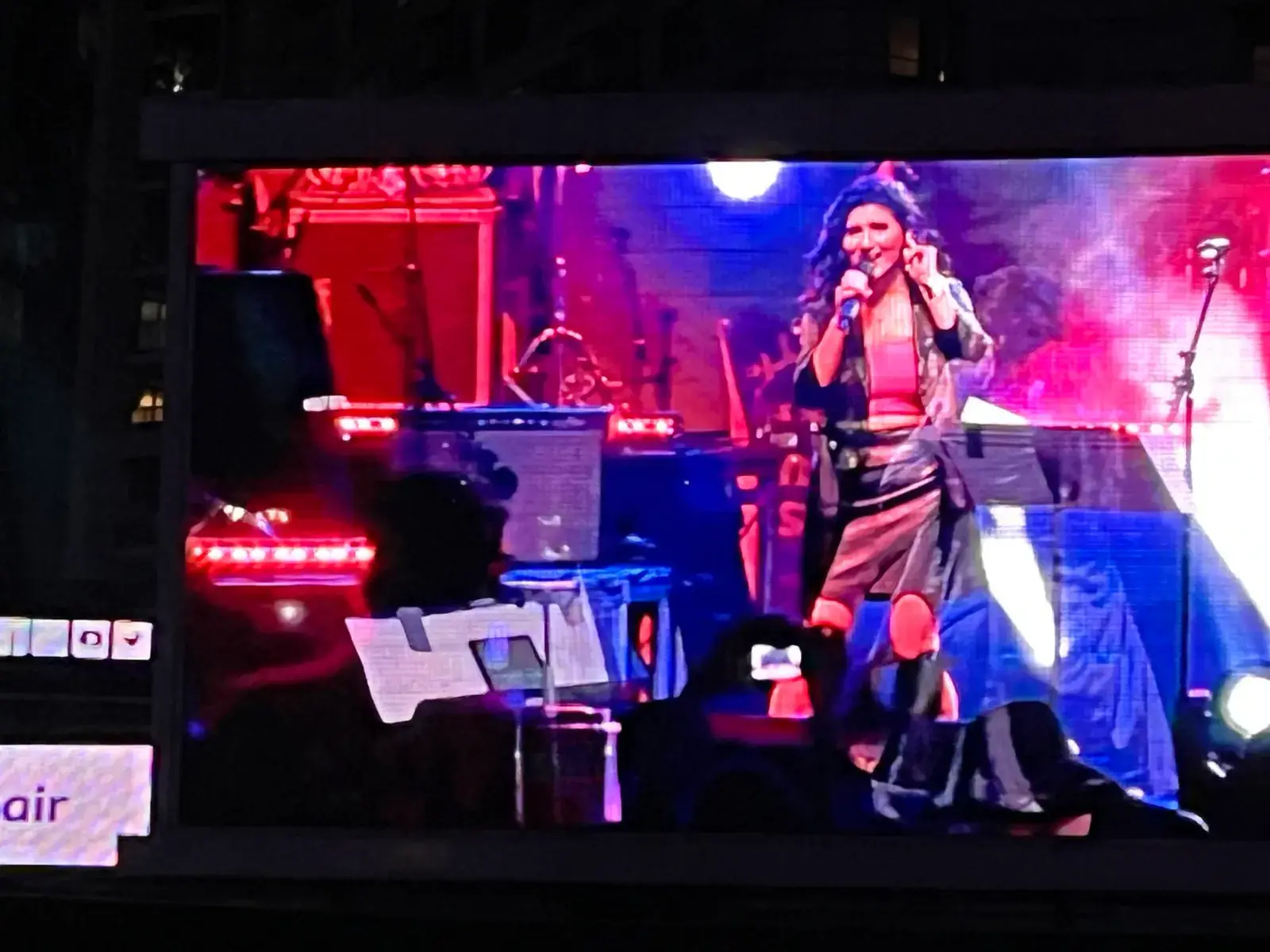 Shashaa Tirupati singing under red lights